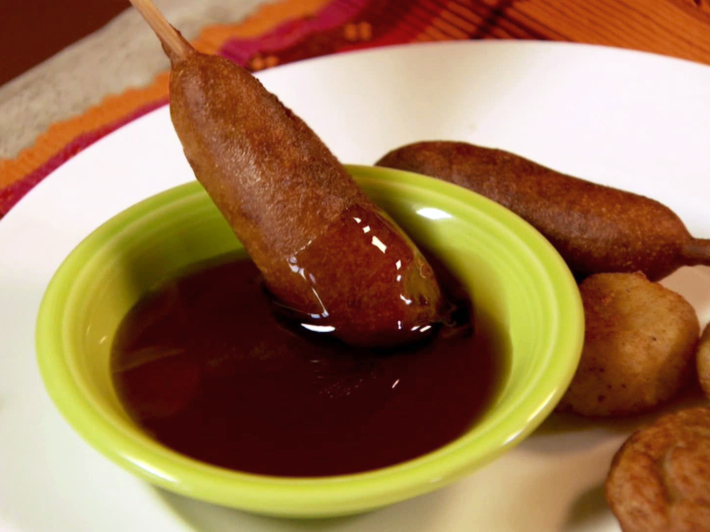 https://www.foodnetwork.com/content/dam/images/food/fullset/2012/4/27/0/WU0209H_sausage-pancakes-on-sticks_s4x3.jpg