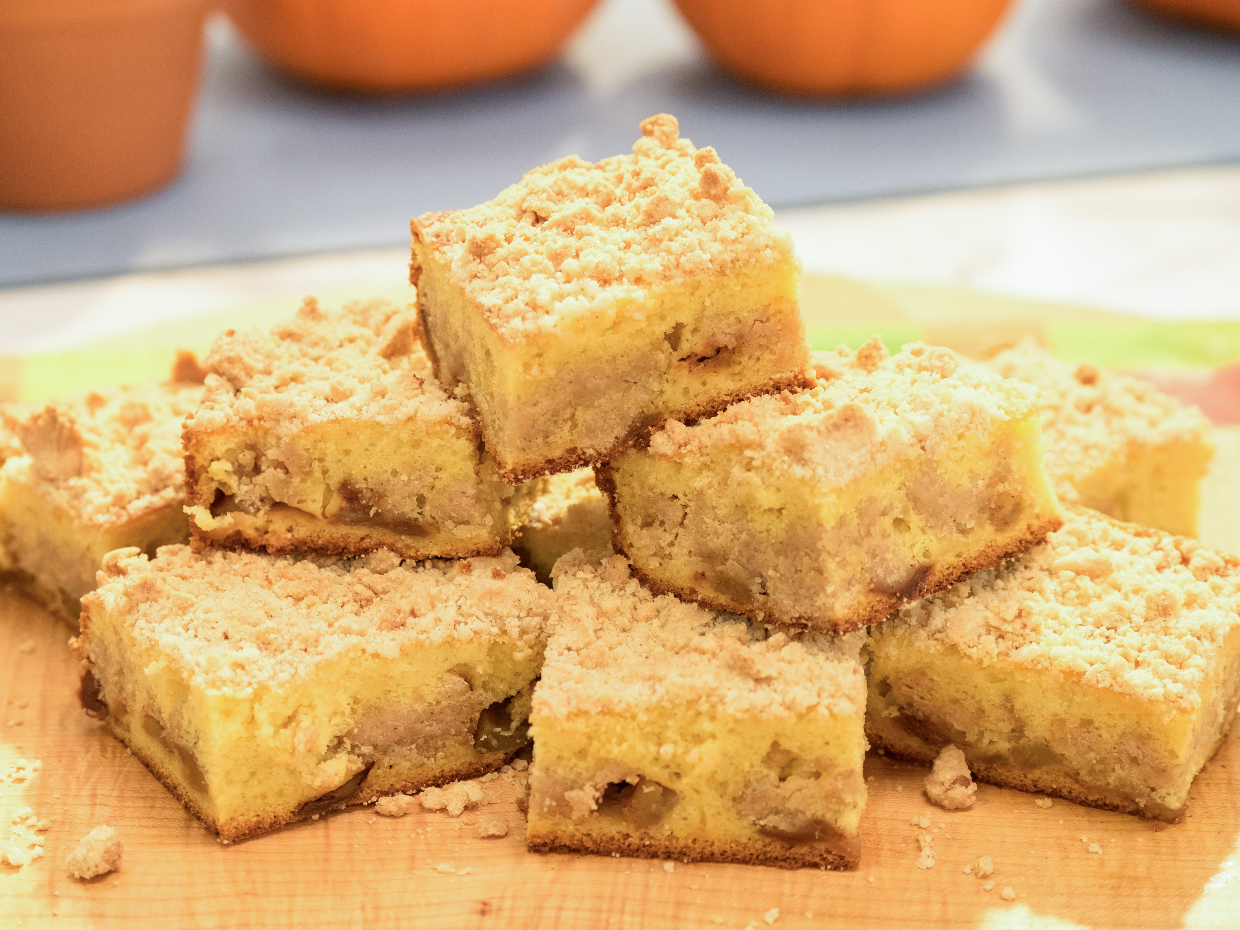 Apple Crumb Cake (Autumn Apple Coffee Cake Recipe) | NeighborFood