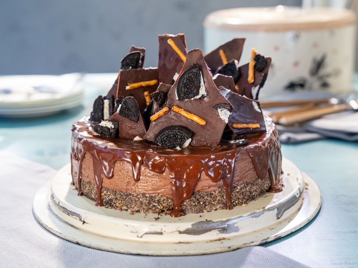 Lemon Blueberry Cheesecake Cake Recipe | OMG Chocolate Desserts